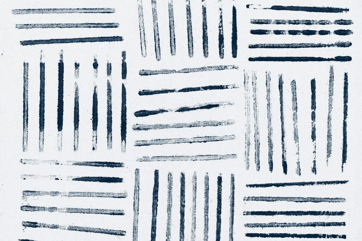 Blockdrucke mit einem blauen, gestreiften Hintergrundmuster