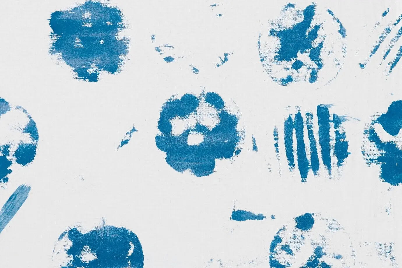 Blockdrucke mit blauem Kreismuster-Hintergrund