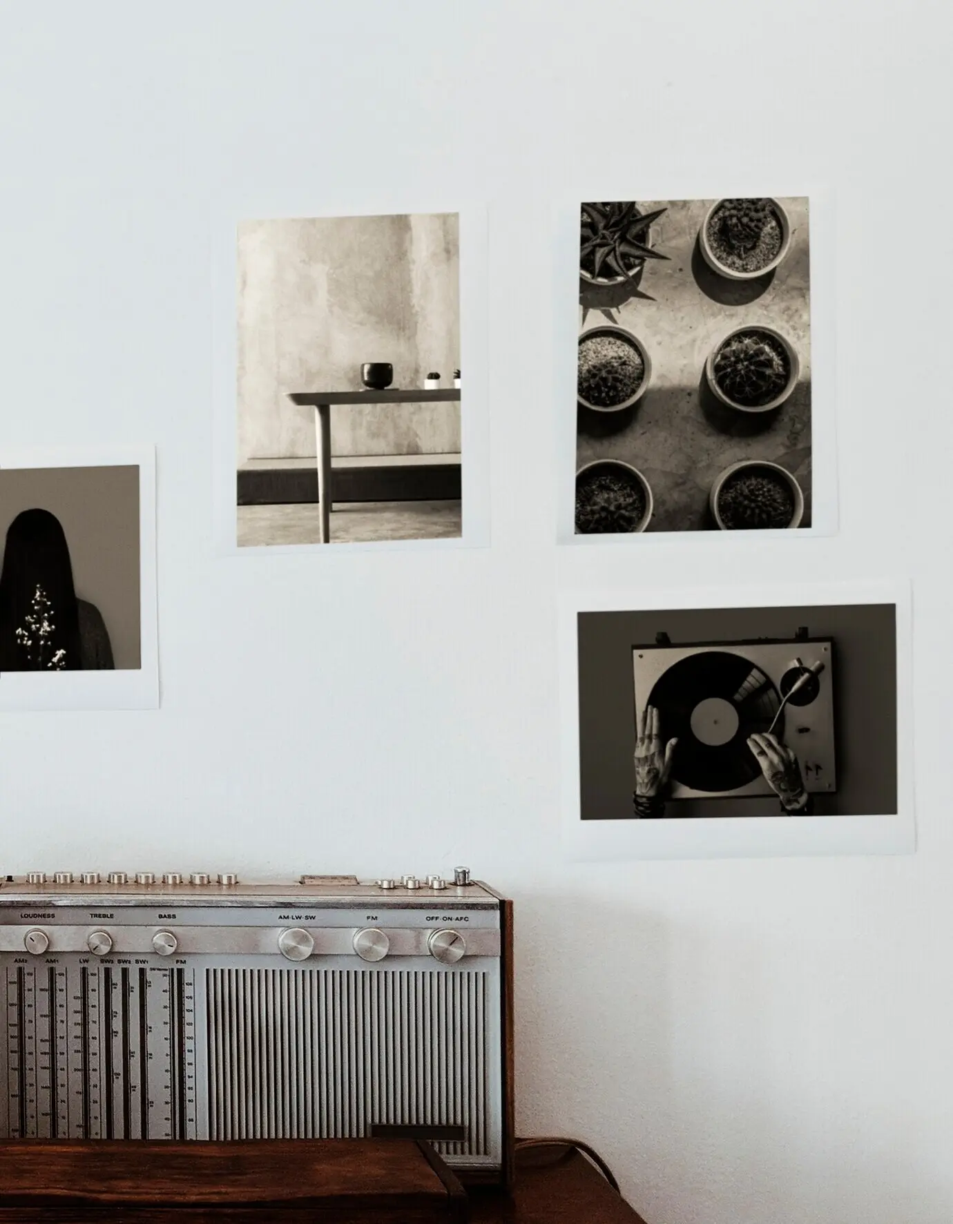 Vintage-Radio und Vintage-Fotoposter an der Wand